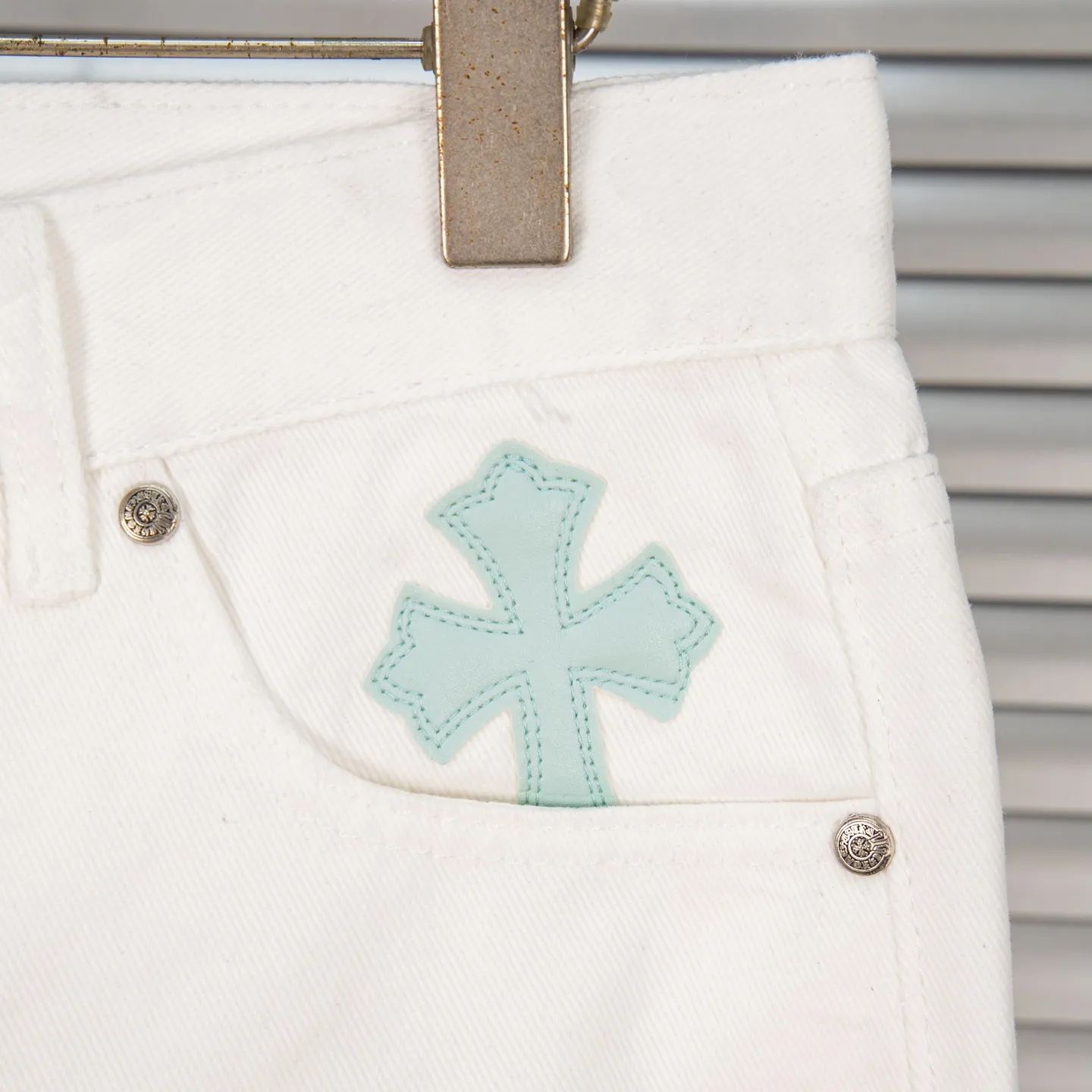 P260 Chrome Hearts 25SS white pants with three-color leopard print blue leather jeans. Chrome Hearts' pants with the most popular colors are made of beaded canvas fabric. Heavy washing makes the upper body of the fabric more textured and the pants are tall and straight! The three-dimensional cutting of the whole trousers is a masterpiece! The hardware is customized by zp. The beaded canvas fabric is thick and soft after being washed. It has good breathability. Customized small leather label. Unique design. The details are simple and elegant, and the workmanship is exquisite. The whole trousers are neatly routed and the details are in place! It’s so cool that both men and women can easily control the genderless trend! Style number: 1771# Color: White Size: 28 30 32 34 36